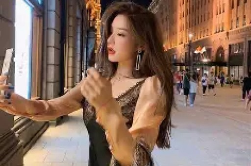 女网红开绿茶速成班称已售15万人 亲身示范眼神话术拿捏男性 多平台回应：确认违规已处罚